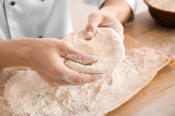 Chef masculino con masa cruda en la cocina, primer plano —  Fotos de Stock