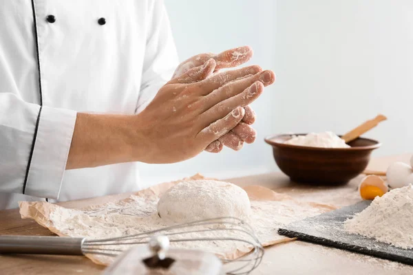 Männlicher Koch mit rohem Teig in der Küche — Stockfoto