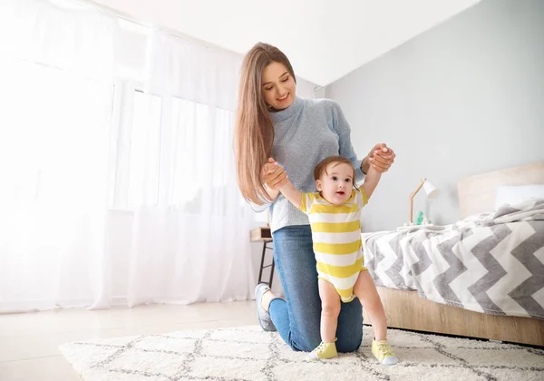 Madre feliz con adorable bebé niño en el dormitorio — Foto de Stock