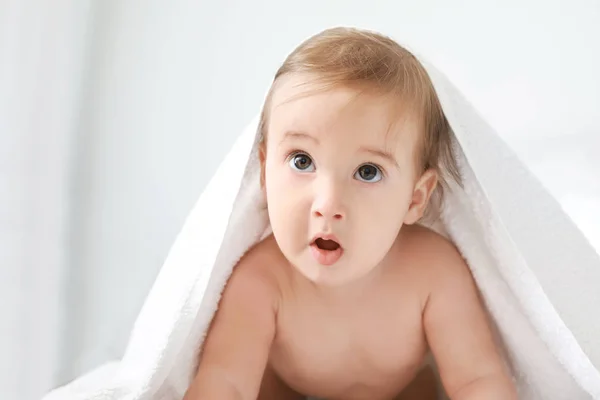 Retrato de adorável menino sob toalha na cama — Fotografia de Stock