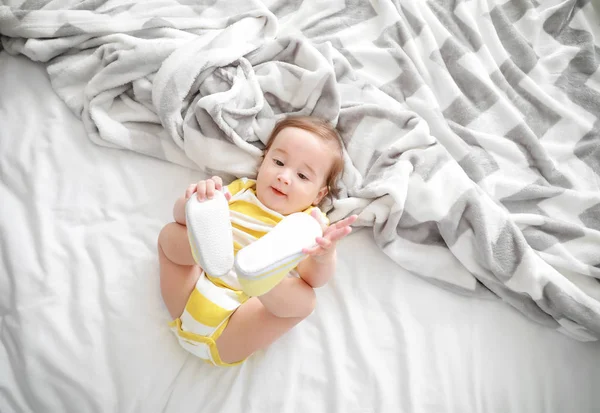 Adorável menino deitado na cama em casa — Fotografia de Stock