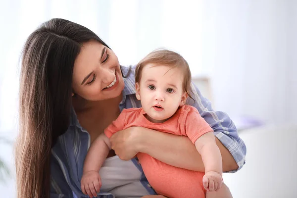 Evde sevimli bebek çocuk ile mutlu anne — Stok fotoğraf