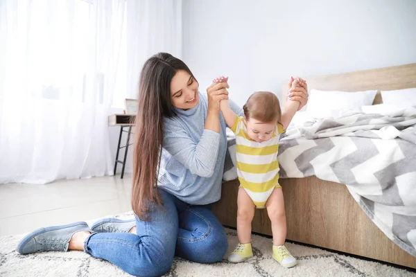 Yatak odasında sevimli erkek bebek ile Mutlu anne