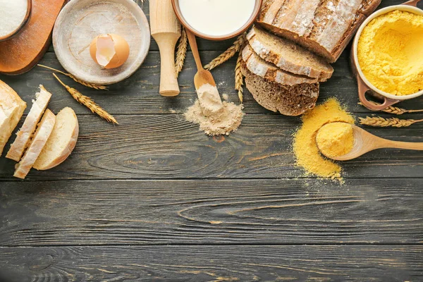 Mehl mit Produkten auf Holztisch — Stockfoto