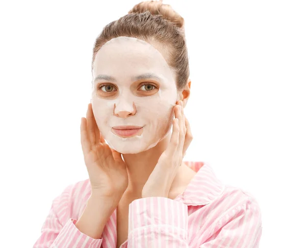 Jonge vrouw met blad gezichtsmasker op witte achtergrond — Stockfoto