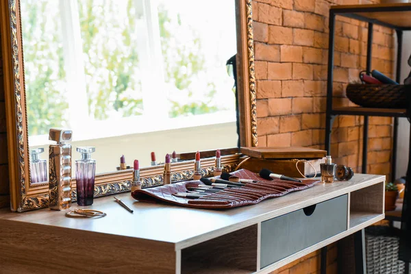 Mesa con cosméticos en la sala de maquillaje moderna — Foto de Stock