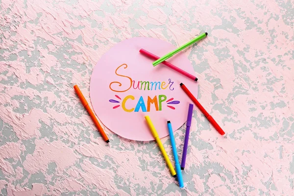 Folha de papel com texto SUMMER CAMP e canetas de feltro sobre fundo colorido — Fotografia de Stock