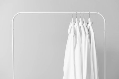 Açık arkaplanda kuru temizlemeden sonra kıyafetlerle doldur