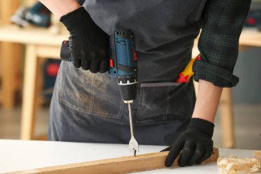 Dükkanda çalışan kadın marangoz, yakın çekim