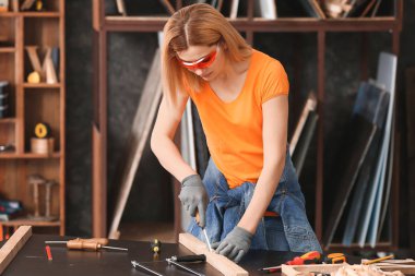 Dükkanda çalışan kadın marangoz