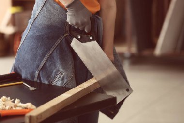 Dükkanda çalışan kadın marangoz