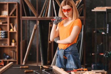 Dükkanda çalışan kadın marangoz