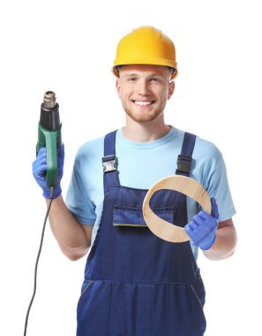 Beyaz arka planda erkek marangoz