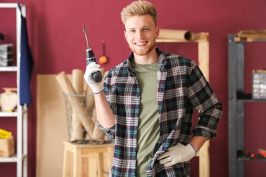 Atölyede erkek marangoz portresi