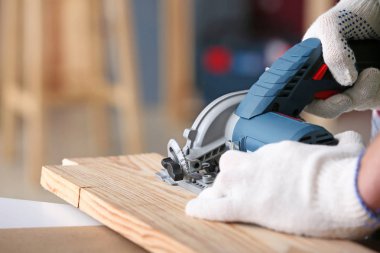 Dükkanda çalışan erkek marangoz, yakın çekim