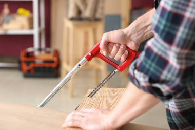 Dükkanda çalışan erkek marangoz, yakın çekim