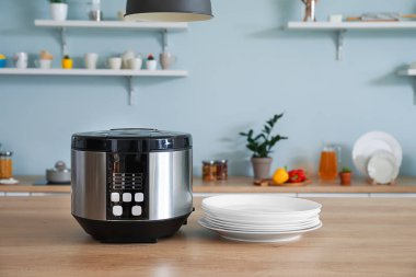 Modern çoklu ocak ve mutfakta masada tabaklar