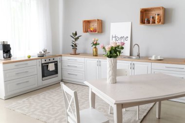 Modern konforlu mutfağın içi