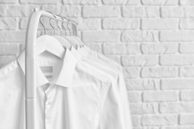 Beyaz tuğla duvar ayakın kuru temizleme sonra giysi ile Raf