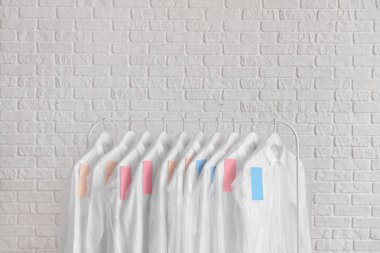 Beyaz tuğla duvar ayakın kuru temizleme sonra giysi ile Raf