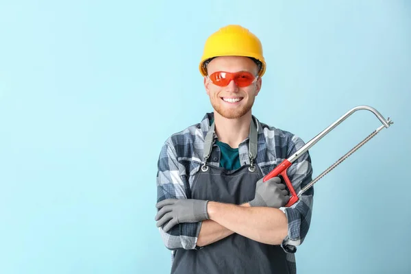 Плотник-мужчина на цветном фоне — стоковое фото