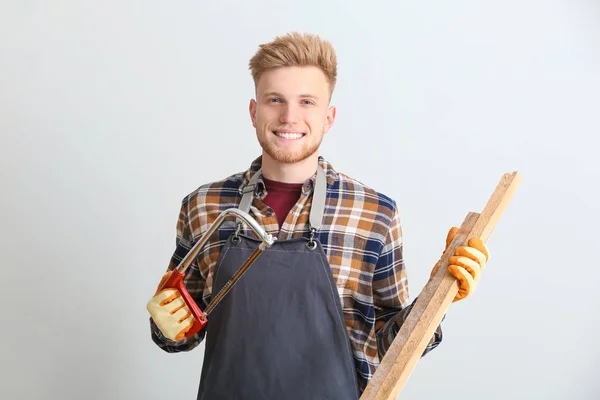 Manlig snickare på grå bakgrund — Stockfoto