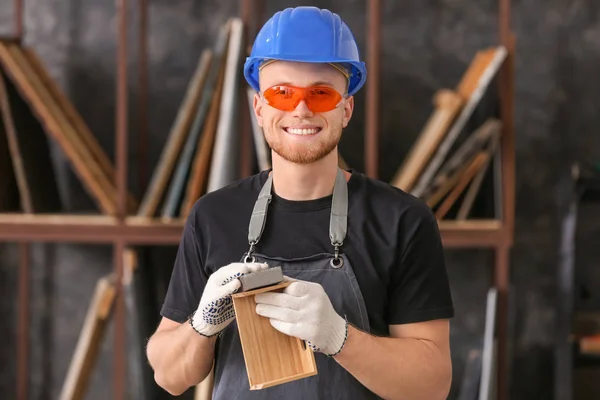 Tischler arbeitet in der Werkstatt — Stockfoto