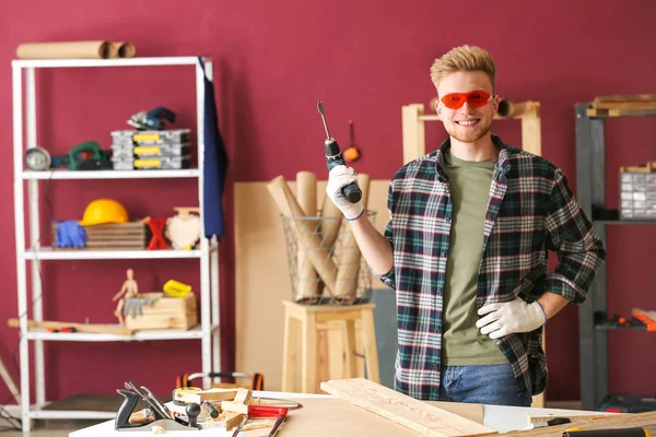 Retrato de carpintero masculino en taller — Foto de Stock