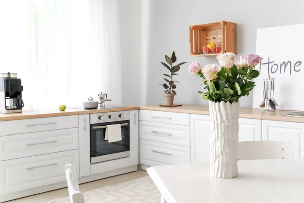 Interior de la cocina moderna y cómoda — Foto de Stock