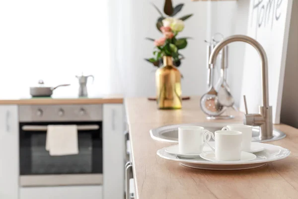 Bord en bekers op de keuken teller — Stockfoto