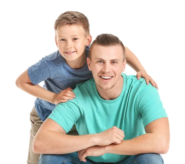 Porträtt av lycklig far och son på vit bakgrund — Stockfoto