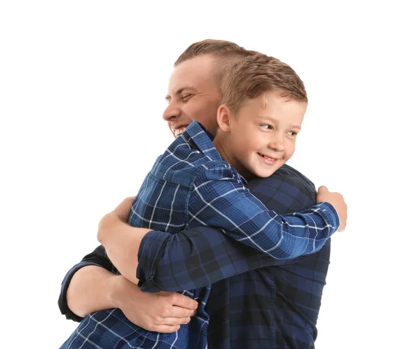 Retrato de padre e hijo abrazados sobre fondo blanco —  Fotos de Stock