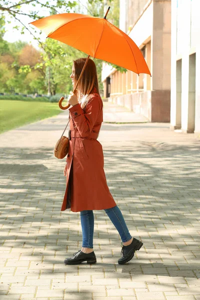 Bella giovane donna con ombrello all'aperto — Foto Stock