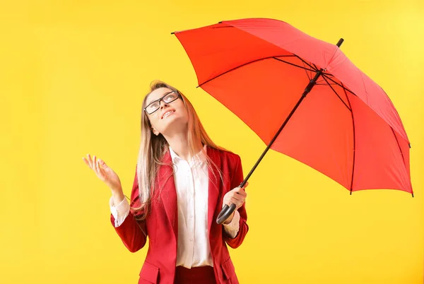 Hermosa mujer de negocios con paraguas en el fondo de color — Foto de Stock