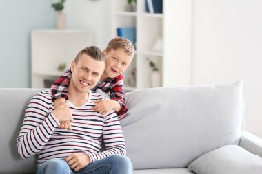 mutlu baba ve oğul evde