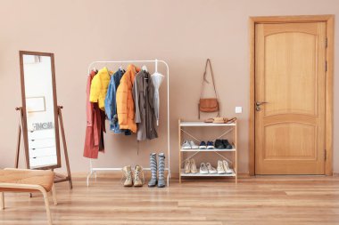 Modern salonun iç mimarisi.