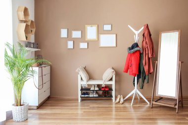 Modern salonun iç mimarisi.