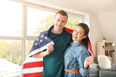 Evde Abd bayrağı olan genç çift. Bağımsızlık Günü kutlaması