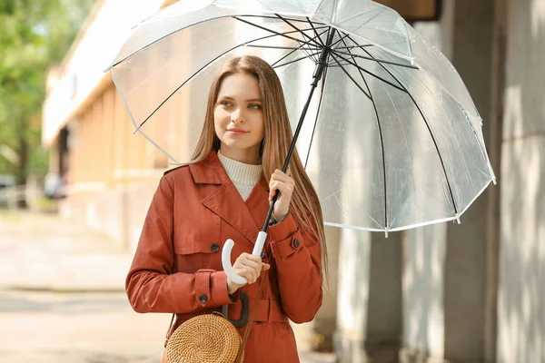 Bella giovane donna con ombrello all'aperto — Foto Stock