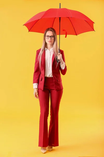Renk arka planda şemsiye ile güzel iş kadını — Stok fotoğraf