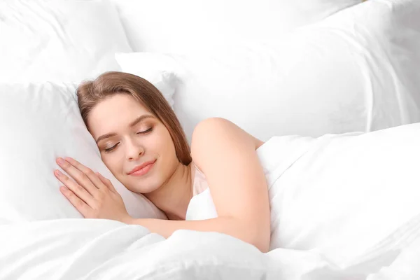 Hermosa mujer joven durmiendo en la cama — Foto de Stock
