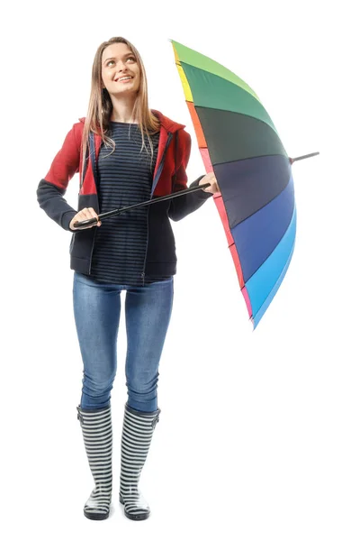 Красивая молодая женщина с зонтиком на белом фоне — стоковое фото