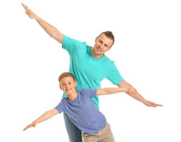 Retrato de pai e filho felizes no fundo branco — Fotografia de Stock