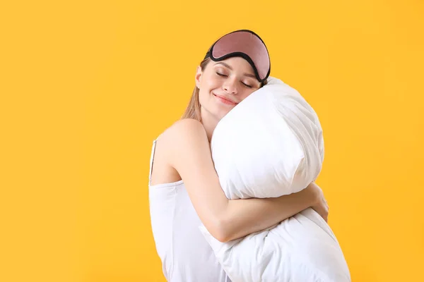 色の背景に枕と睡眠マスクを持つ若い女性 — ストック写真