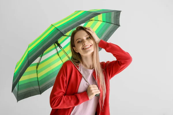 Piękna młoda kobieta z parasolem na białym tle — Zdjęcie stockowe