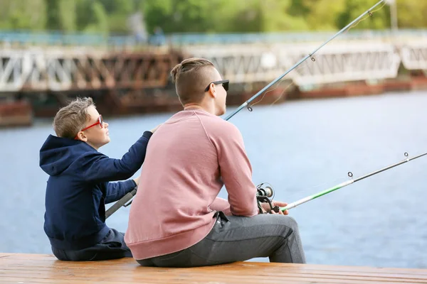 Pai e filho pescando juntos no rio — Fotografia de Stock