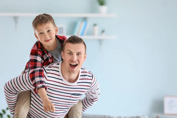 Father and son playing at home — Stock Photo, Image