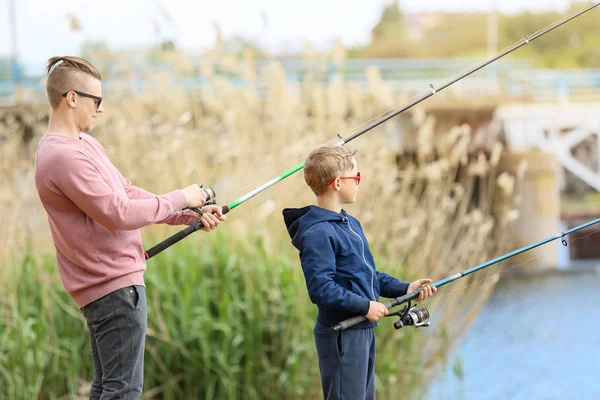 Padre e figlio pesca insieme sul fiume — Foto Stock