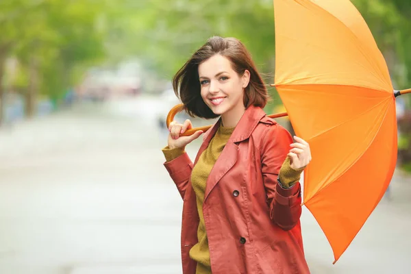 Piękna młoda kobieta z parasolem na zewnątrz w deszczowy dzień — Zdjęcie stockowe