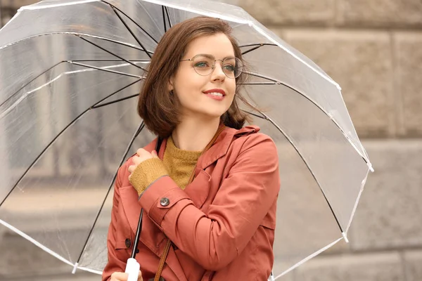 Красива молода жінка з парасолькою на відкритому повітрі в дощовий день — стокове фото